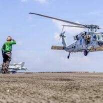 מסוק אמריקני נוחת על נושאת המטוסים אברהם לינקולן באוקיינוס ההודי, בשבוע שעבר | AP