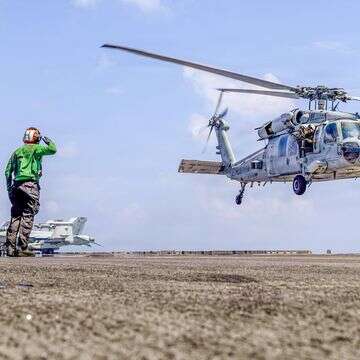 מסוק אמריקני נוחת על נושאת המטוסים אברהם לינקולן באוקיינוס ההודי, בשבוע שעבר | AP