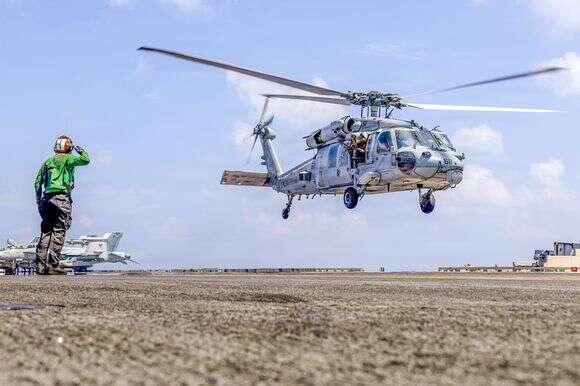 מסוק אמריקני נוחת על נושאת המטוסים אברהם לינקולן באוקיינוס ההודי, בשבוע שעבר | AP