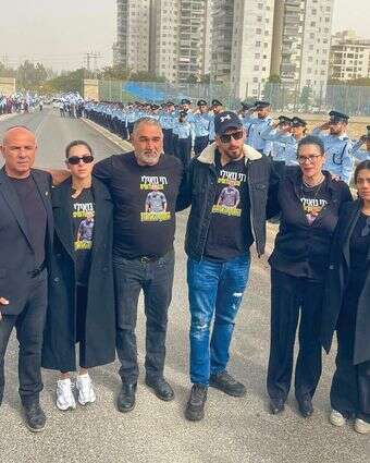 משפחת גואילי עם נצ"מ בדימוס אזולאי (משמאל), בהלווייתו של רס"ר רן גואילי השבוע | באדיבות המצולם משפחת גואילי עם נצ"מ בדימוס אזולאי (משמאל), בהלווייתו של רס"ר רן גואילי השבוע | באדיבות המצולם