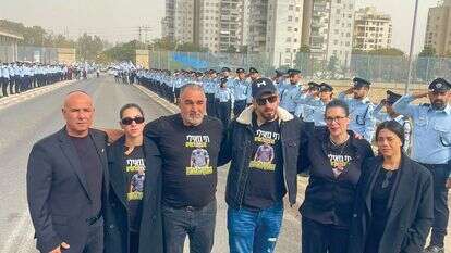 משפחת גואילי עם נצ"מ בדימוס אזולאי (משמאל), בהלווייתו של רס"ר רן גואילי השבוע | באדיבות המצולם