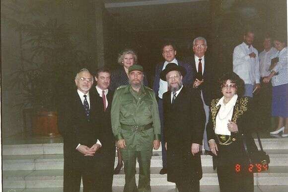 הרב ברנר (משמאל) והרב לאו במפגש עם רודן קובה פידל קסטרו, 1994 | באדיבות המצולם, מתוך האוסף הפרטי