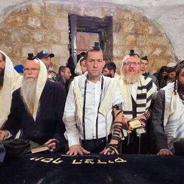 יוסי דגן, צבי סוכות, הרב יוסי אליצור, הרב דודי דודקביץ', והרב דודו בן נתן בקבר יוסף | רועי חדי