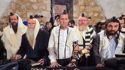 יוסי דגן, צבי סוכות, הרב יוסי אליצור, הרב דודי דודקביץ', והרב דודו בן נתן בקבר יוסף | רועי חדי יוסי דגן, צבי סוכות, הרב יוסי אליצור, הרב דודי דודקביץ', והרב דודו בן נתן בקבר יוסף | רועי חדי