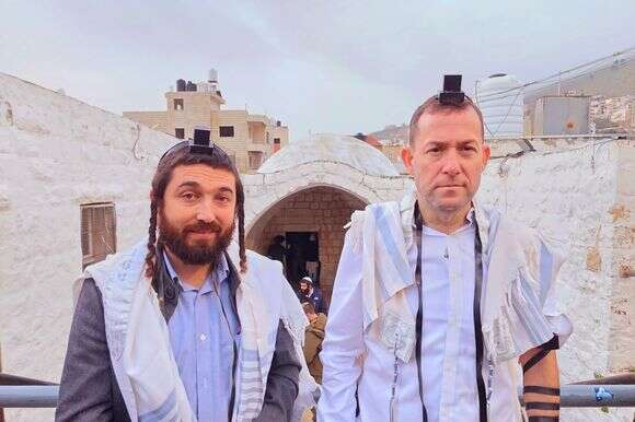 יוסי דגן וצבי סוכות בקבר יוסף | רועי חדי יוסי דגן וצבי סוכות בקבר יוסף | רועי חדי