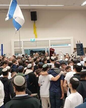 אירוע הכנסת ספר התורה בישיבת בני עקיבא לפיד "תורת נחום" במודיעין | יאיר אריאלי אירוע הכנסת ספר התורה בישיבת בני עקיבא לפיד "תורת נחום" במודיעין | יאיר אריאלי