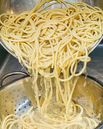 שטיפת פסטה מבושלת מסירה עמילנים טבעיים שעוזרים לרוטב ולפסטה להתאחד | פגי קורמרי