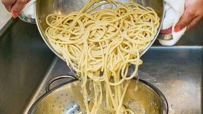 שטיפת פסטה מבושלת מסירה עמילנים טבעיים שעוזרים לרוטב ולפסטה להתאחד | פגי קורמרי שטיפת פסטה מבושלת מסירה עמילנים טבעיים שעוזרים לרוטב ולפסטה להתאחד | פגי קורמרי