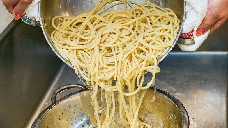 שטיפת פסטה מבושלת מסירה עמילנים טבעיים שעוזרים לרוטב ולפסטה להתאחד | פגי קורמרי