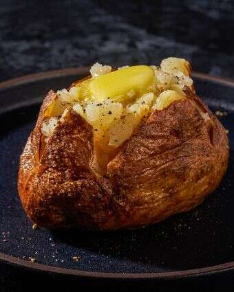 תפוח אדמה בסיר טיגון ללא שמן | ריי לופז, עיצוב אוכל מאת ליסה צ'רקסקי עבור הוושינגטון פוסט