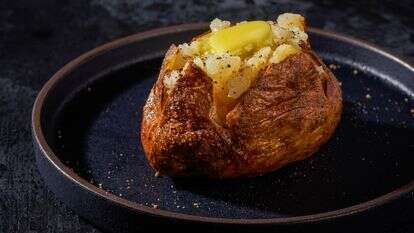 תפוח אדמה בסיר טיגון ללא שמן | ריי לופז, עיצוב אוכל מאת ליסה צ'רקסקי עבור הוושינגטון פוסט תפוח אדמה בסיר טיגון ללא שמן | ריי לופז, עיצוב אוכל מאת ליסה צ'רקסקי עבור הוושינגטון פוסט