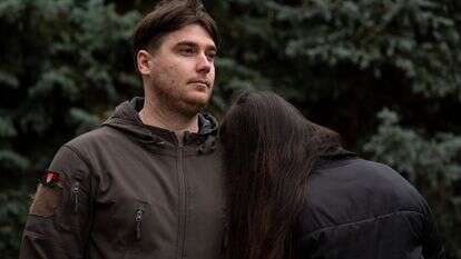 ויקה, בת 18, עם אחיה איהור, שהיה בצבא | קרולין ואן הווטן/הוושינגטון פוסט