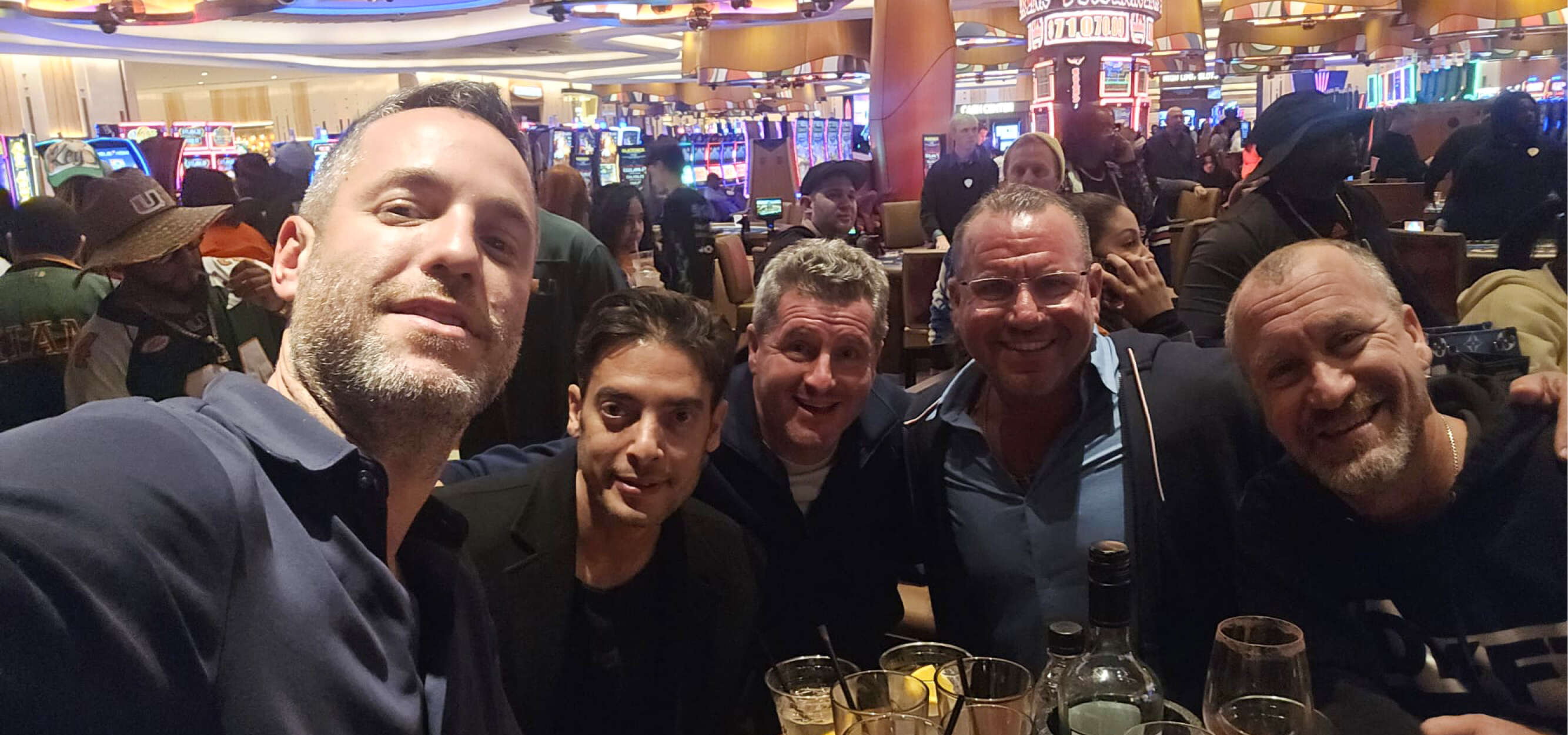 "פתאום אתה שומע בחור כזה שואל אותך, במבטא אמריקני כבד: 'תגיד, מה לדעתך יהיה בסוף עם הפצ"רית?'". זמרי עם אורן, ארז, יהודה ונאור | יותם זמרי