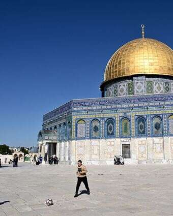 נערים ערבים משחקים בכדור ברחבת כיפת הסלע | איי.אף.פי