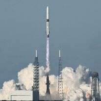 טיל גלן המריא למשימה השנייה שלו, ה-NG-2, ממתחם שיגור החלל 36 בתחנת כוח החלל בקייפ קנוורל, פלורידה, ב-13 בנובמבר 2025. ניו גלן, הטיל הגדול שנבנה על ידי חברת החלל Blue Origin של ג'ף בזוס, צפוי להמריא למשימה השנייה שלו ככל שהתחרות עם SpaceX של אילון מאסק גוברת | CHANDAN KHANNA / AFP טיל גלן המריא למשימה השנייה שלו, ה-NG-2, ממתחם שיגור החלל 36 בתחנת כוח החלל בקייפ קנוורל, פלורידה, ב-13 בנובמבר 2025. ניו גלן, הטיל הגדול שנבנה על ידי חברת החלל Blue Origin של ג'ף בזוס, צפוי להמריא למשימה השנייה שלו ככל שהתחרות עם SpaceX של אילון מאסק גוברת | CHANDAN KHANNA / AFP