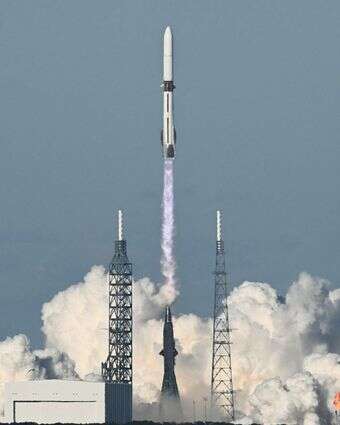 טיל גלן המריא למשימה השנייה שלו, ה-NG-2, ממתחם שיגור החלל 36 בתחנת כוח החלל בקייפ קנוורל, פלורידה, ב-13 בנובמבר 2025. ניו גלן, הטיל הגדול שנבנה על ידי חברת החלל Blue Origin של ג'ף בזוס, צפוי להמריא למשימה השנייה שלו ככל שהתחרות עם SpaceX של אילון מאסק גוברת | CHANDAN KHANNA / AFP