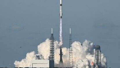 טיל גלן המריא למשימה השנייה שלו, ה-NG-2, ממתחם שיגור החלל 36 בתחנת כוח החלל בקייפ קנוורל, פלורידה, ב-13 בנובמבר 2025. ניו גלן, הטיל הגדול שנבנה על ידי חברת החלל Blue Origin של ג'ף בזוס, צפוי להמריא למשימה השנייה שלו ככל שהתחרות עם SpaceX של אילון מאסק גוברת | CHANDAN KHANNA / AFP טיל גלן המריא למשימה השנייה שלו, ה-NG-2, ממתחם שיגור החלל 36 בתחנת כוח החלל בקייפ קנוורל, פלורידה, ב-13 בנובמבר 2025. ניו גלן, הטיל הגדול שנבנה על ידי חברת החלל Blue Origin של ג'ף בזוס, צפוי להמריא למשימה השנייה שלו ככל שהתחרות עם SpaceX של אילון מאסק גוברת | CHANDAN KHANNA / AFP