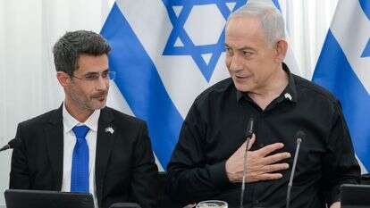 רה"מ נתניהו וראש עיריית קרית שמונה, אביחי שטרן, בישיבת הממשלה בעיר | מעיין טואף, לע"מ