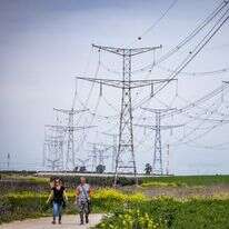 אנשים נהנים מטיול בטבע ליד חולדה | נתי שוחט/Flash90