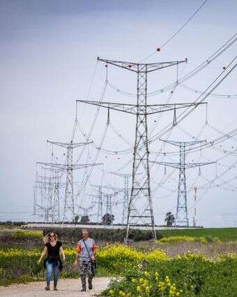 אנשים נהנים מטיול בטבע ליד חולדה | נתי שוחט/Flash90