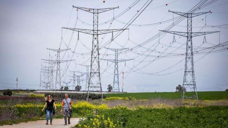 אנשים נהנים מטיול בטבע ליד חולדה | נתי שוחט/Flash90