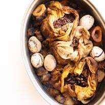 שקיות תה ותמרים: החמין המרוקאי שעושה קסם בסיר | אפרת ליכטנשטט