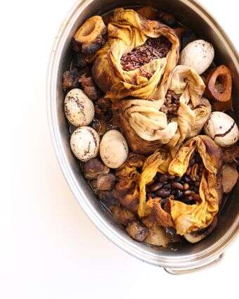 שקיות תה ותמרים: החמין המרוקאי שעושה קסם בסיר | אפרת ליכטנשטט