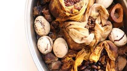 שקיות תה ותמרים: החמין המרוקאי שעושה קסם בסיר | אפרת ליכטנשטט