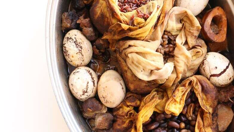 שקיות תה ותמרים: החמין המרוקאי שעושה קסם בסיר | אפרת ליכטנשטט