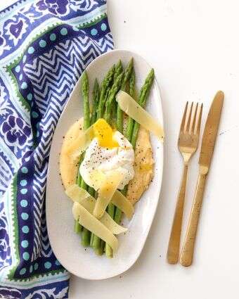אספרגוס על פולנטה רכה עם ביצה עלומה | אפרת ליכטנשטט