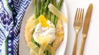 אספרגוס על פולנטה רכה עם ביצה עלומה | אפרת ליכטנשטט