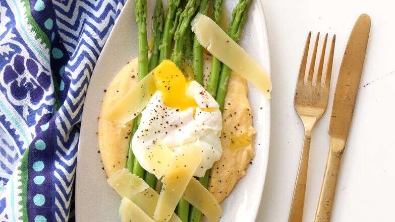 אספרגוס על פולנטה רכה עם ביצה עלומה | אפרת ליכטנשטט
