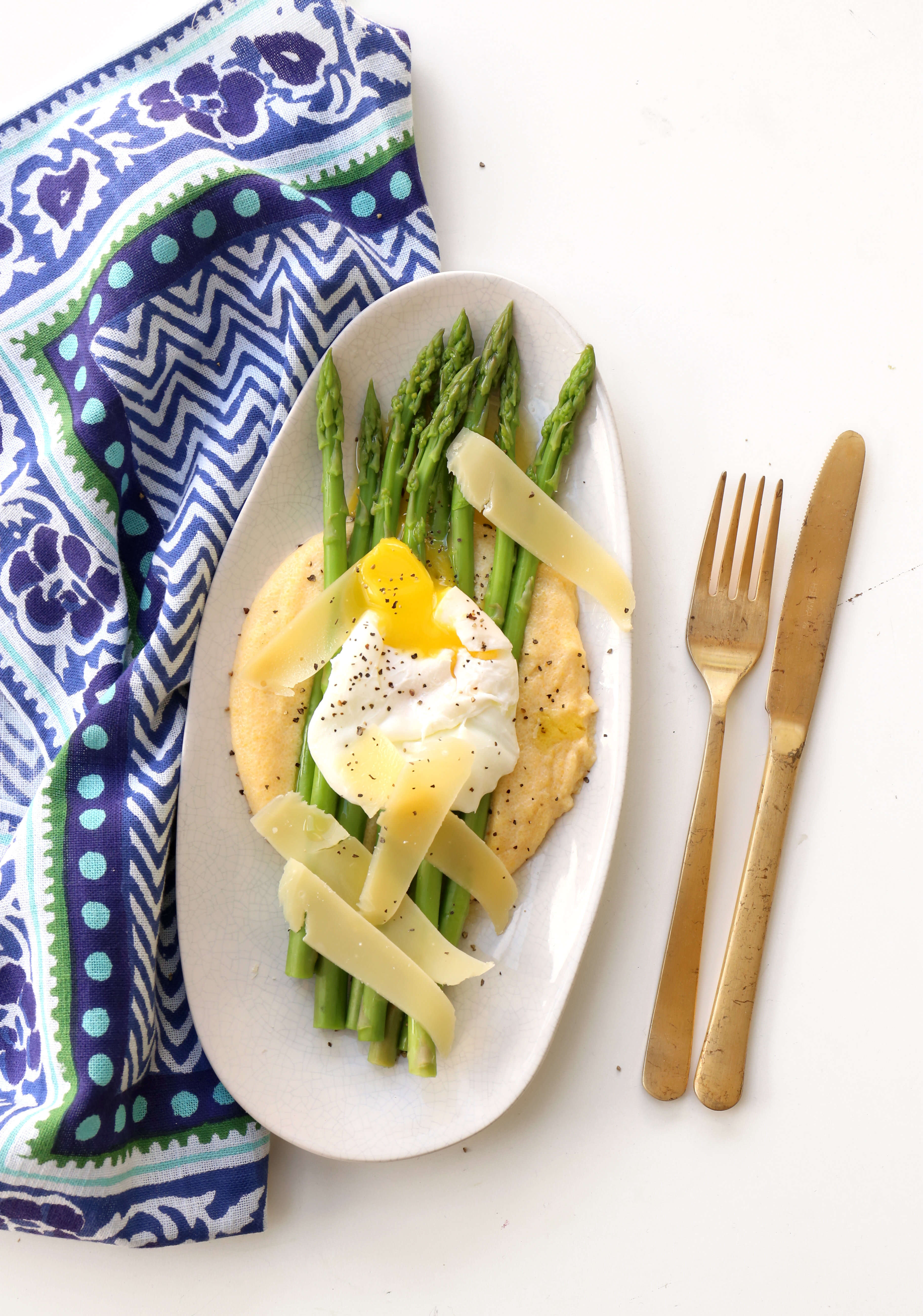 אספרגוס על פולנטה רכה עם ביצה עלומה | אפרת ליכטנשטט