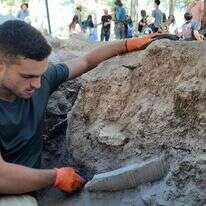 גלעד בלייק ירקוני ממכינת חנתון בעת גילוי הכלי | עינת עמבר ערמון, רשות העתיקות גלעד בלייק ירקוני ממכינת חנתון בעת גילוי הכלי | עינת עמבר ערמון, רשות העתיקות