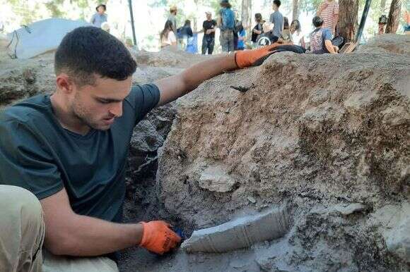 גלעד בלייק ירקוני ממכינת חנתון בעת גילוי הכלי | עינת עמבר ערמון, רשות העתיקות