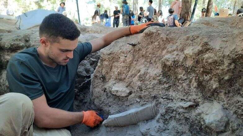גלעד בלייק ירקוני ממכינת חנתון בעת גילוי הכלי | עינת עמבר ערמון, רשות העתיקות