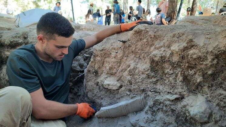 מהכנסת הגדולה למשכן הכנסת: כלי אגירה גדול מאבן, התגלה בחפירה בגליל