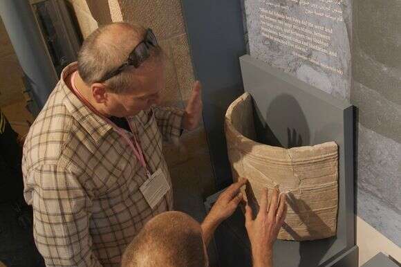 הכלי שהתגלה בחפירה מוצג בתצוגה בכנסת | אמיל אלג'ם, רשות העתיקות