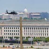 מסוק בלאקהוק של צבא ארה"ב טס מעל הפנטגון | טום ברנר / עבור הוושינגטון פוסט