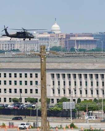 מסוק בלאקהוק של צבא ארה"ב טס מעל הפנטגון | טום ברנר / עבור הוושינגטון פוסט