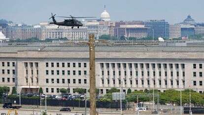 מסוק בלאקהוק של צבא ארה"ב טס מעל הפנטגון | טום ברנר / עבור הוושינגטון פוסט מסוק בלאקהוק של צבא ארה"ב טס מעל הפנטגון | טום ברנר / עבור הוושינגטון פוסט