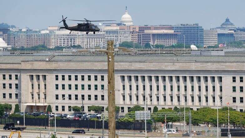 מסוק בלאקהוק של צבא ארה"ב טס מעל הפנטגון | טום ברנר / עבור הוושינגטון פוסט