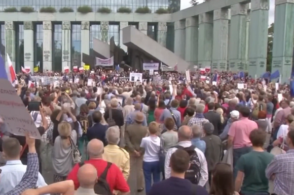 מפגינים מול בית משפט העליון של פולין | צילום מסך מיוטיוב מפגינים מול בית משפט העליון של פולין | צילום מסך מיוטיוב