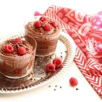 מוס שוקולד־פטל טבעוני שאי אפשר להפסיק לאכול | אפרת ליכטנשטט