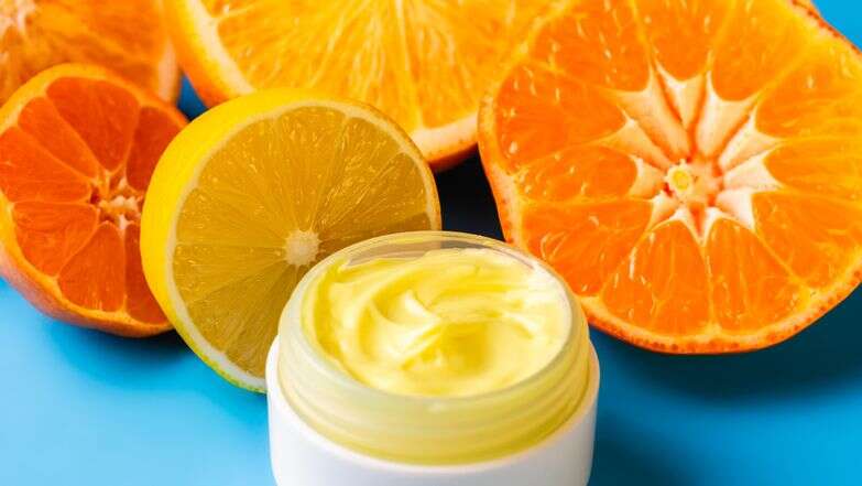 הגיע הזמן להבין שהוויטמינים הכי עוצמתיים נמצאים דווקא בתוך הצנצנות והבקבוקונים שעל המדף | שאטרסטוק