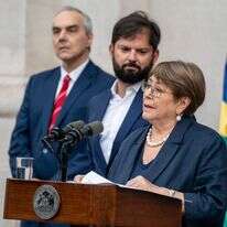 נשיאת צ'ילה לשעבר והמועמדת למזכ"לית האו"ם, מי'צל בצ'לט, נואמת לצד נשיא צ'ילה היוצא, גבריאל בוריץ' | AFP