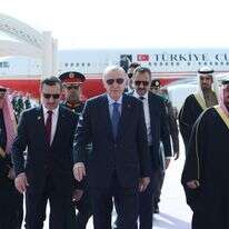 נשיא טורקיה רג'פ טאיפ ארדואן הולך עם פקידים סעודים עם הגעתו לריאד, היום | TURKISH PRESIDENCY PRESS OFFICE / AFP