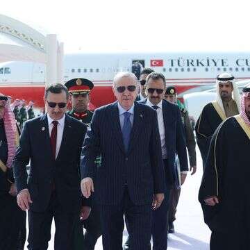 נשיא טורקיה רג'פ טאיפ ארדואן הולך עם פקידים סעודים עם הגעתו לריאד, היום | TURKISH PRESIDENCY PRESS OFFICE / AFP