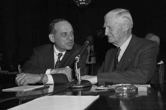 בנג'מין גרהם משמאל, איש פיננסים מניו יורק ופרופסור באוניברסיטת קולומביה | AP