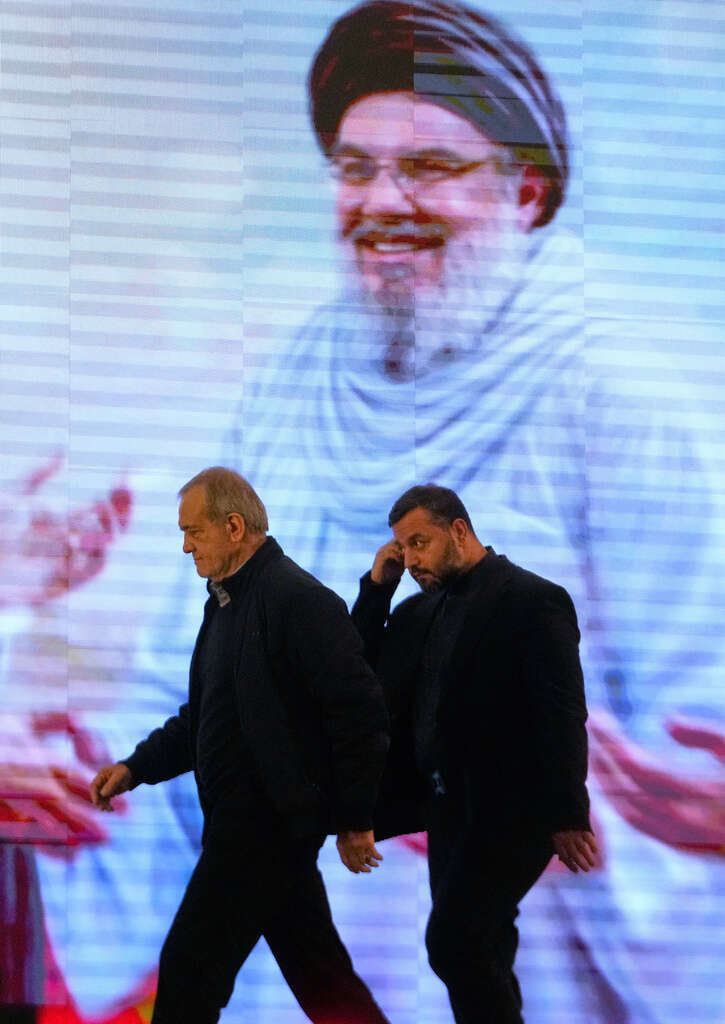 נשיא איראן מסעוד פזשקיאן, משמאל, עוזב לאחר סיום נאומו בטקס לציון יום מותו של מפקד כוח קודס המנוח של משמרות המהפכה האיראניים, הגנרל קאסם סולימאני, שנהרג בתקיפת מזל"ט אמריקאית | AP/וחיד סלמי